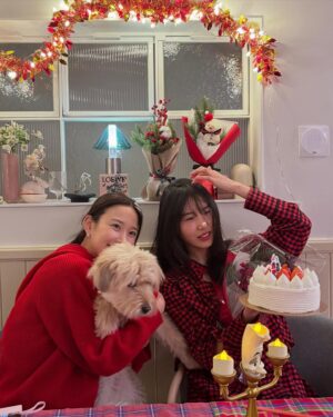 Oh Ji-yeon Instagram - 신나는 예수님 생일잔치 헤헤
다들 메리크리스마스 🎄🤍