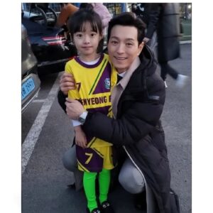 Oh Ji-yul Instagram - #오지율 #actress #엄마가관리하는계정입니다 
.
.

정성일 배우님이랑 첫 촬영일!!

겨울날씨에 바람까지 불어서 조금 고생했던 날!

대기 중 따듯한 차 안에서 
재밌게 놀아 주셔서 너무 행복했었다는 지율이! 🥰

친절하고 다정하신, 멋진 하도영 아버님!!🌟

다음 작품에서도 
좋은 아빠로 다시 뵐 수 있었으면 좋겠습니다!!!

함께 했던 모든 순간들이 영광이었습니다!🙏

.
.

#TheGlory #넷플릭스 #하도영 #하예솔 #아역배우 #주니어모델 #뉴
.
.