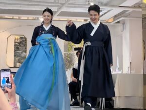 Oh Seung-ah Instagram - -

사랑하는 우리 윤혜 결혼식..🩵🤍 
어리게만 느껴지던 윤혜가 어느덧 결혼을 하다니..🥹
정말 아름다고 사랑스러운 선남선녀의 결혼식이였다..🥰
행복하게 잘 살길 기도할께🙏🏻 사랑해 윤혜야❤️
