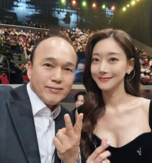 Oh Seung-ah Instagram - -

시상식에서 만난 반가운 선배님들,후배동생들☺️

#MBC연기대상 #배우 #엄현경 #윤선우 #김광규 
#문지후 #오세영 #반가운얼굴들🤗♥️