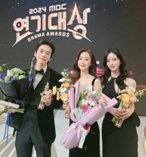 Oh Seung-ah Instagram - -

시상식에서 만난 반가운 선배님들,후배동생들☺️

#MBC연기대상 #배우 #엄현경 #윤선우 #김광규 
#문지후 #오세영 #반가운얼굴들🤗♥️