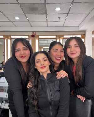 Oka Giner Instagram - Estoy tan triste de que esto terminó. Pero estoy más feliz porque ocurrió. 
Tuve un viaje maravilloso y divertido donde conocí gente que ahora me la llevo en el corazón por siempre. 
@_mariasorteoficial_ @elavelden sin ustedes esto no hubiera sido igual. Gracias por ser las mejores compañeras y ahora amigas. Juntas nos demostramos que unidas las mujeres brillamos más fuerte ✨💜
A todos mis compañeros tan talentosos que admiraba y ahora quiero tanto: GRACIAS! Por su buena energía y disposición siempre. 
Los adoro con locura @maca_miguel @juandiegocova1 @roxcastellanosg @penichebrandon @emmanuelpalomares @geraldinebazan @guillermogarciacantu @_luisgatica @juradoalega @alexpereaof
Gracias por tener tan buen ojo y formar un equipo tan chido @elgueromex 
@lashijasdelasragarciaof ❤️