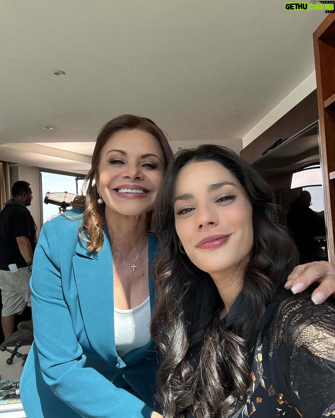 Oka Giner - 131.2K Likes - Estoy tan triste de que esto terminó. Pero estoy más feliz porque ocurrió.
Tuve un viaje maravilloso y divertido donde conocí gente que ahora me la llevo en el corazón por siempre.
@_mariasorteoficial_ @elavelden sin ustedes esto no hubiera sido igual. Gracias por ser las mejores compañeras y ahora amigas. Juntas nos demostramos que unidas las mujeres brillamos más fuerte ✨💜
A todos mis compañeros tan talentosos que admiraba y ahora quiero tanto: GRACIAS! Por su buena energía y disposición siempre.
Los adoro con locura @maca_miguel @juandiegocova1 @roxcastellanosg @penichebrandon @emmanuelpalomares @geraldinebazan @guillermogarciacantu @_luisgatica @juradoalega @alexpereaof
Gracias por tener tan buen ojo y formar un equipo tan chido @elgueromex
@lashijasdelasragarciaof ❤️