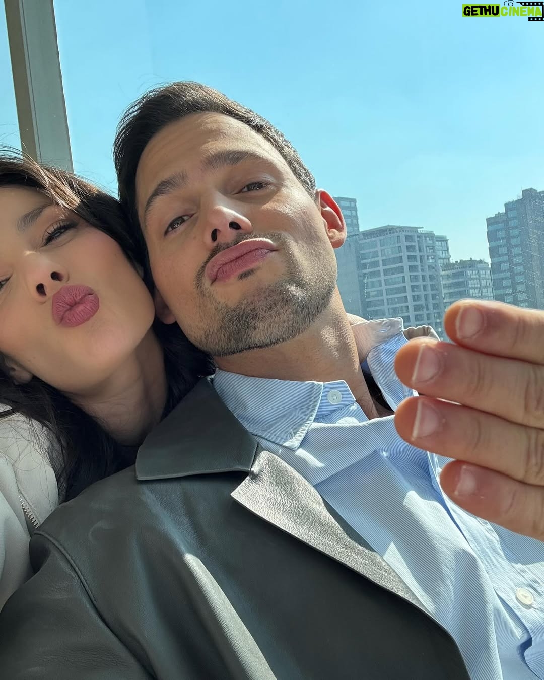 Oka Giner - 131.2K Likes - Estoy tan triste de que esto terminó. Pero estoy más feliz porque ocurrió.
Tuve un viaje maravilloso y divertido donde conocí gente que ahora me la llevo en el corazón por siempre.
@_mariasorteoficial_ @elavelden sin ustedes esto no hubiera sido igual. Gracias por ser las mejores compañeras y ahora amigas. Juntas nos demostramos que unidas las mujeres brillamos más fuerte ✨💜
A todos mis compañeros tan talentosos que admiraba y ahora quiero tanto: GRACIAS! Por su buena energía y disposición siempre.
Los adoro con locura @maca_miguel @juandiegocova1 @roxcastellanosg @penichebrandon @emmanuelpalomares @geraldinebazan @guillermogarciacantu @_luisgatica @juradoalega @alexpereaof
Gracias por tener tan buen ojo y formar un equipo tan chido @elgueromex
@lashijasdelasragarciaof ❤️