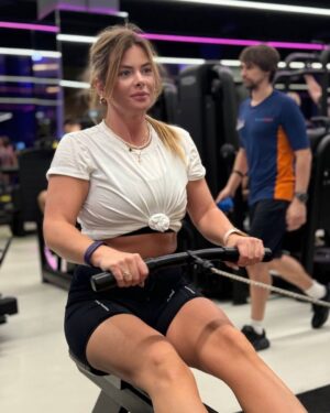 Oksana Adamovich Instagram - Визажист-качок или можно ли иметь несколько профессий.
Укладывается ли у вас в голове, что вы можете в жизни иметь вторую профессию и успешно в ней развиваться? Возьмем к примеру меня, я- визажист и в то же время люблю очень спорт и всё, что к нему прилагается, хочу дальше и больше в этом направлении достигать целей и результатов. Я могу пойти дальше и заняться этим ещё серьезней и подготовиться к фитнес-бикини или соревнованиям по фитнесу. При этом я не хочу быть тренером. А мой папа врач и музыкант, он может преподавать уроки по игре на гитаре и участвовать в фестивалях и концертах. 
Говорят, что это глупо и заниматься несколькими делами не заведено как-то у большей массы. Очень интересно услышать ваше мнение, а вы какими ещё хобби занимаетесь помимо своей основной работы? 

#sport #fitness #fitnessoutfit #gym #gymoutfit