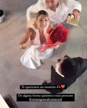 Oriana Marzoli Instagram - Gala de Viña 2025 🇨🇱 Qué auténtico placer haber sido invitada a este evento tan importante* #festivaldeviña ❤️✨

- El vestido que tanto gustó y lucí es obra de mis diseñadores chilenos @gioyber 

- Zapatos: @tomford 

- Accesorios: @tiffanyandco 

- Fotos: @antonio_avila_ph 

- Makeup: @natalyleivamakeup 

- Hair: @bohushairofficial 

Quería agradecer al equipo maravilloso de @mega.tv que con el que estuvimos trabajando antes y durante la gala. 🫶🏻

Y obviamente a las chicas (del público pero que son seguidoras jajaja) que me regalaron mi ramo espectacular de rosas 🌹