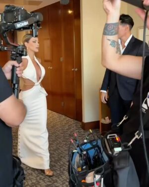 Oriana Marzoli Instagram - Gala de Viña 2025 🇨🇱 Qué auténtico placer haber sido invitada a este evento tan importante* #festivaldeviña ❤️✨

- El vestido que tanto gustó y lucí es obra de mis diseñadores chilenos @gioyber 

- Zapatos: @tomford 

- Accesorios: @tiffanyandco 

- Fotos: @antonio_avila_ph 

- Makeup: @natalyleivamakeup 

- Hair: @bohushairofficial 

Quería agradecer al equipo maravilloso de @mega.tv que con el que estuvimos trabajando antes y durante la gala. 🫶🏻

Y obviamente a las chicas (del público pero que son seguidoras jajaja) que me regalaron mi ramo espectacular de rosas 🌹