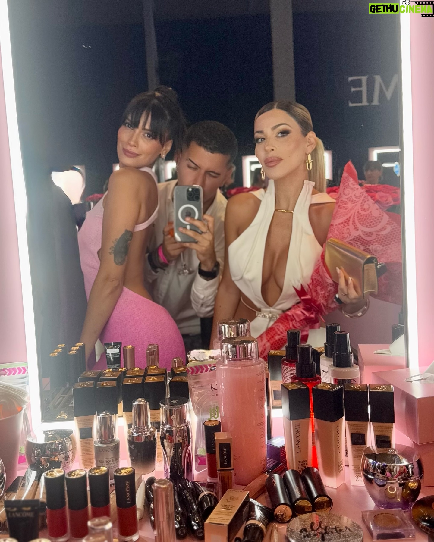 Oriana Marzoli - 115.9K Likes - Gala de Viña 2025 🇨🇱 Qué auténtico placer haber sido invitada a este evento tan importante* #festivaldeviña ❤️✨
- El vestido que tanto gustó y lucí es obra de mis diseñadores chilenos @gioyber
- Zapatos: @tomford
- Accesorios: @tiffanyandco
- Fotos: @antonio_avila_ph
- Makeup: @natalyleivamakeup
- Hair: @bohushairofficial
Quería agradecer al equipo maravilloso de @mega.tv que con el que estuvimos trabajando antes y durante la gala. 🫶🏻
Y obviamente a las chicas (del público pero que son seguidoras jajaja) que me regalaron mi ramo espectacular de rosas 🌹