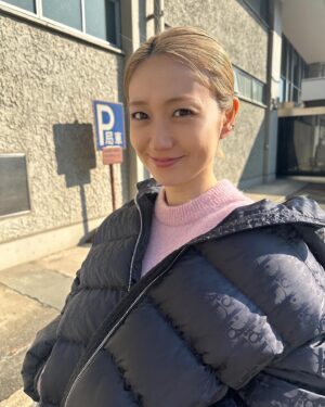 Oshima Yuko Instagram - 2025年ですね
遅くなりましたが、本年もよろしくお願いします👐🏻

2024年は実は大好きな祖母が天国へ旅立ちました
95歳でした
大往生です
ドラマ撮影の真っ最中でございました
生きている間にさようならを言うことはできなかったけれど
いつもおしゃれでメイクもしてアクセサリーで
華やかだった祖母のことだから
弱っている姿を見せたくなかったのだろうな、と
思いました
祖母からもらった大きな愛情は私のなかでほくほくと
暖かく大切に仕舞われていて
私を呼ぶ声も見つめる瞳も一緒に歩く時にいつも組む腕の
その感触さえも、忘れることはないと思います
すごくすごく大好きな祖母です
そんな祖母だから、みんなとお別れをする時は
美しくいたいだろうな、と思い
死化粧を私がさせてもらいました
とても綺麗で、
おばあちゃん綺麗だよ、いってらっしゃい
とお別れをすることができました

今でもふと、会いたくてたまらなくなります

でもきっとどこかから私のことを見守り、
生前、毎日のように祈っていてくれたように
私のことを想っていてくれているだろう、と感じるので
日々を大切に、大事に生きていこうと思います

2025年、初仕事いってきましたよ✊🏻
ゆっくりしっかり誠実にマイペースに
歩んでいきますので
応援よろしくお願いします
