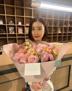 Oto Abe Instagram - 🌸25歳になりました🌸
美的さんからお花をいただきました💐✨
ありがとうございます☺️

振り返ると、ここまで来る道のりは決して平坦ではなかったけれど、たくさんの愛と支えに包まれて今日という日を迎えることができました。

今まで出会った全ての人、一緒に笑い合い、悩み、喜びを共有してくれた皆さんのおかげで、少しずつ自分らしい人生を歩むことができています。本当に感謝しかありません。

25歳という節目の年、これまでの経験を力に変えて、もっと自分らしく、そして感謝を忘れずに生きていきたいと思います。これからもどうか温かく見守っていただけたら嬉しいです。

これからもよろしくお願いします。
いつもありがとう😊