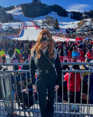 Palina Rojinski Instagram - Anzeige | Streif is live, na na na na na! Skiiiiiiiifooooan - naja zumindest zuschauen! Das macht Lift auf mehr! Danke 🫶
@hahnenkammrennen @wwp.group