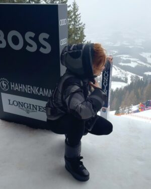 Palina Rojinski Instagram - Anzeige | Streif is live, na na na na na! Skiiiiiiiifooooan - naja zumindest zuschauen! Das macht Lift auf mehr! Danke 🫶
@hahnenkammrennen @wwp.group