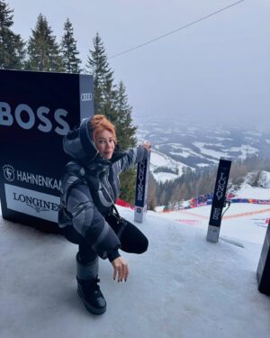 Palina Rojinski Instagram - Anzeige | Streif is live, na na na na na! Skiiiiiiiifooooan - naja zumindest zuschauen! Das macht Lift auf mehr! Danke 🫶
@hahnenkammrennen @wwp.group