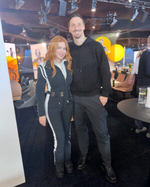 Palina Rojinski Instagram - Anzeige | Streif is live, na na na na na! Skiiiiiiiifooooan - naja zumindest zuschauen! Das macht Lift auf mehr! Danke 🫶
@hahnenkammrennen @wwp.group
