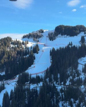 Palina Rojinski Instagram - Anzeige | Streif is live, na na na na na! Skiiiiiiiifooooan - naja zumindest zuschauen! Das macht Lift auf mehr! Danke 🫶
@hahnenkammrennen @wwp.group