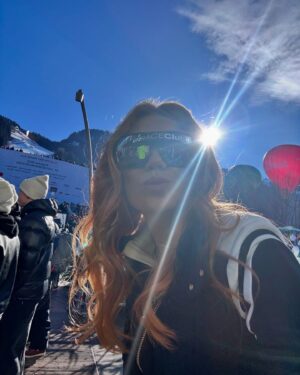 Palina Rojinski Instagram - Anzeige | Streif is live, na na na na na! Skiiiiiiiifooooan - naja zumindest zuschauen! Das macht Lift auf mehr! Danke 🫶
@hahnenkammrennen @wwp.group
