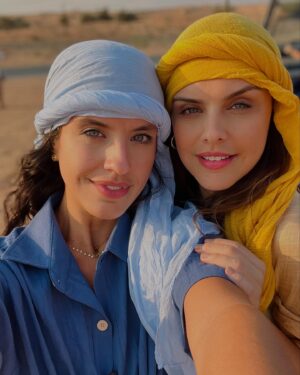 Paloma Bernardi Instagram - Meu coração hoje está pulsando em Dubai ! 

Feliz aniversário, minha irmã! A distância nunca diminui o amor que sinto por você, e meu coração sempre encontra o caminho do teu! Que seu dia seja tão iluminado quanto o seu sorriso e tão especial como você é para mim e para todos! Felizes são aqueles que têm o privilégio de ter você por perto, porque você é única, abençoada e bonita por natureza! Que Deus siga sendo sua fortaleza e que este novo ciclo traga renovação, recomeços e muitas bênçãos, porque VOCÊ É MERECEDORA! 

Entenda, EU TÔ AQUI e TE AMO! ❤️🎉✨ @rayssabernardi
