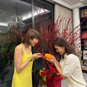 Pan Lingling Instagram - 我和小妹 @honglingg_ 
㊗️大家大年初六🍊
六六大顺🧧
🧧一祝工作事业顺
🧧二祝幸福家庭顺
🧧三祝成绩学业顺
🧧四祝加薪财运顺
🧧五祝身体健康顺
🧧六祝顺心又顺意
🍊🍊🍊🍊🍊🍊
今年收到一个非常特别的心意🧧我家的小妹给老妈一封🧧！
当下让我激动不已😍也让我笑到合不拢嘴😍
太开心了😍
#大年初六 
#拜年 
#心意
#潘玲玲 
#洪凌
#118