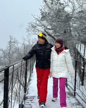 Pan Lingling Instagram - ❄️对的时间点❄️
 @jjlin 你的这首悅耳动听的歌曲，恰恰符合我俩现在的心情💕💕
天空飘起了美丽的雪花❄️❄️
实现了我想过白色结婚周年纪念日的心愿❄️❄️
我对老公说这是最棒礼物🎁❄️
虽然迟到好几天，但总好过没到❄️❄️
谢谢你 🙏 @shinanhuang 

#bestgiftever 
#mylove 
#snowday 
#yongpyong 
#발왕산
#mydream 
#weeholiday 
#korea
#黄世南
#潘玲玲