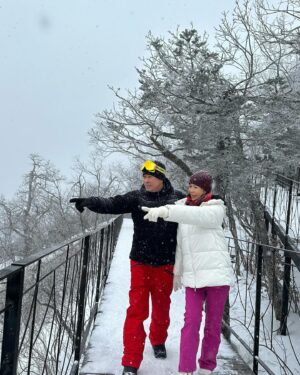 Pan Lingling Instagram - ❄️对的时间点❄️
 @jjlin 你的这首悅耳动听的歌曲，恰恰符合我俩现在的心情💕💕
天空飘起了美丽的雪花❄️❄️
实现了我想过白色结婚周年纪念日的心愿❄️❄️
我对老公说这是最棒礼物🎁❄️
虽然迟到好几天，但总好过没到❄️❄️
谢谢你 🙏 @shinanhuang 

#bestgiftever 
#mylove 
#snowday 
#yongpyong 
#발왕산
#mydream 
#weeholiday 
#korea
#黄世南
#潘玲玲