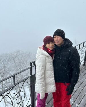 Pan Lingling Instagram - ❄️对的时间点❄️
 @jjlin 你的这首悅耳动听的歌曲，恰恰符合我俩现在的心情💕💕
天空飘起了美丽的雪花❄️❄️
实现了我想过白色结婚周年纪念日的心愿❄️❄️
我对老公说这是最棒礼物🎁❄️
虽然迟到好几天，但总好过没到❄️❄️
谢谢你 🙏 @shinanhuang 

#bestgiftever 
#mylove 
#snowday 
#yongpyong 
#발왕산
#mydream 
#weeholiday 
#korea
#黄世南
#潘玲玲