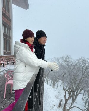 Pan Lingling Instagram - ❄️对的时间点❄️
 @jjlin 你的这首悅耳动听的歌曲，恰恰符合我俩现在的心情💕💕
天空飘起了美丽的雪花❄️❄️
实现了我想过白色结婚周年纪念日的心愿❄️❄️
我对老公说这是最棒礼物🎁❄️
虽然迟到好几天，但总好过没到❄️❄️
谢谢你 🙏 @shinanhuang 

#bestgiftever 
#mylove 
#snowday 
#yongpyong 
#발왕산
#mydream 
#weeholiday 
#korea
#黄世南
#潘玲玲