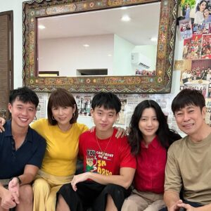 Pan Lingling Instagram - 大年初一🧧
拜年啰🧧
我们的第一家🏠
我们的最爱❤️
美食满桌🍊
喜庆气氛🍊
欢聚一堂🧧
我们@jin.yinji @aileentan80 @zoetay10 @shinanhuang 
祝福大家吉祥幸福🧧🧧

#大年初一 
#蛇年2025 
#农历新年 
#happynewyear 
#cny2025 
#金银姬 
#陈丽贞
#郑惠玉
#黄世南
#潘玲玲