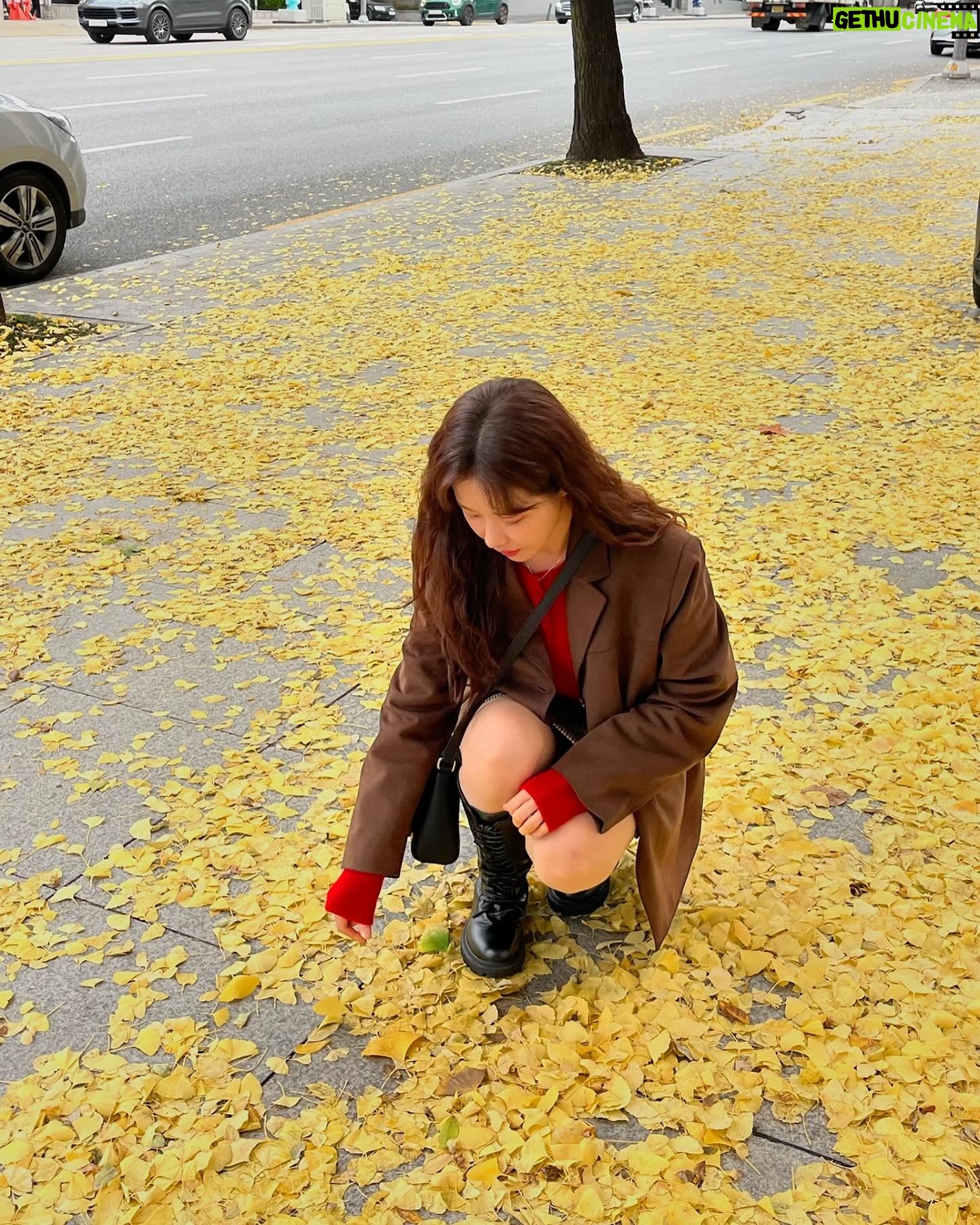 Park Ha-na - 7.4K Likes - 마지막 가을 날씨 같은 ...🍁🍂