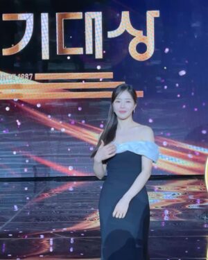 Park Ha-na Instagram - 다사다난 했던 작년을 이별하고 
2025년 새해부터 감사한 일들로 가득하네요🫶🏻
하루하루 소중하게 여기면서 앞으로 한걸음 한걸음 
더 노력하겠습니다! 감사하고 사랑합니다💚
새해 복 많이 받으세요~!

#결혼하자맹꽁아!#우수상#🙏🏻#2025#새해