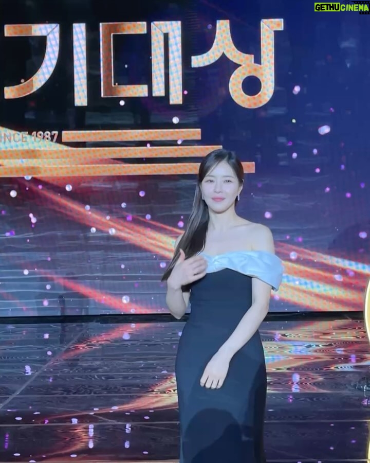 Park Ha-na - 8.7K Likes - 다사다난 했던 작년을 이별하고
2025년 새해부터 감사한 일들로 가득하네요🫶🏻
하루하루 소중하게 여기면서 앞으로 한걸음 한걸음
더 노력하겠습니다! 감사하고 사랑합니다💚
새해 복 많이 받으세요~!
#결혼하자맹꽁아!#우수상#🙏🏻#2025#새해
