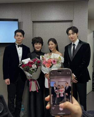 Park Ha-na Instagram - 다사다난 했던 작년을 이별하고 
2025년 새해부터 감사한 일들로 가득하네요🫶🏻
하루하루 소중하게 여기면서 앞으로 한걸음 한걸음 
더 노력하겠습니다! 감사하고 사랑합니다💚
새해 복 많이 받으세요~!

#결혼하자맹꽁아!#우수상#🙏🏻#2025#새해