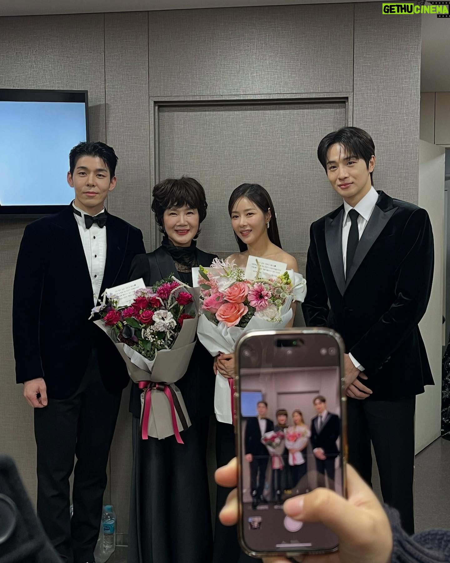 Park Ha-na - 8.7K Likes - 다사다난 했던 작년을 이별하고
2025년 새해부터 감사한 일들로 가득하네요🫶🏻
하루하루 소중하게 여기면서 앞으로 한걸음 한걸음
더 노력하겠습니다! 감사하고 사랑합니다💚
새해 복 많이 받으세요~!
#결혼하자맹꽁아!#우수상#🙏🏻#2025#새해