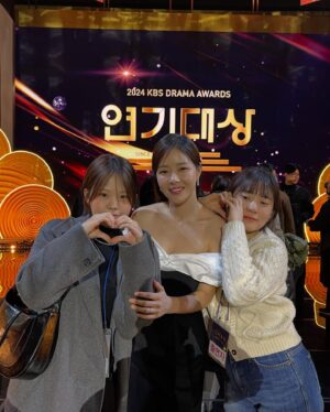 Park Ha-na Instagram - 다사다난 했던 작년을 이별하고 
2025년 새해부터 감사한 일들로 가득하네요🫶🏻
하루하루 소중하게 여기면서 앞으로 한걸음 한걸음 
더 노력하겠습니다! 감사하고 사랑합니다💚
새해 복 많이 받으세요~!

#결혼하자맹꽁아!#우수상#🙏🏻#2025#새해