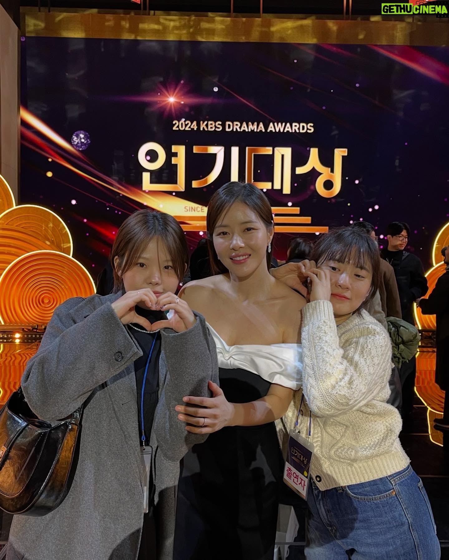 Park Ha-na - 8.7K Likes - 다사다난 했던 작년을 이별하고
2025년 새해부터 감사한 일들로 가득하네요🫶🏻
하루하루 소중하게 여기면서 앞으로 한걸음 한걸음
더 노력하겠습니다! 감사하고 사랑합니다💚
새해 복 많이 받으세요~!
#결혼하자맹꽁아!#우수상#🙏🏻#2025#새해