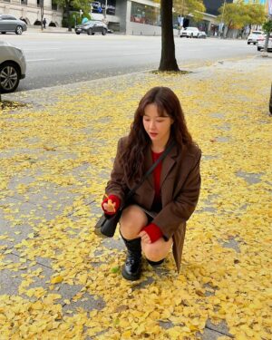 Park Ha-na Instagram - 마지막 가을 날씨 같은 ...🍁🍂