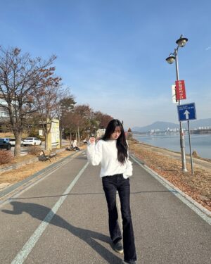 Park Soo-bin Instagram - 살면서 입어본 바지중에 핏이 제일 이쁜 바지....오묘한 남색의 텐션있는 소재까지 🥹 포슬포슬한 니트랑 한벌로 정말 교복처럼 입고 있어유 인그탄트펑크 진심 너무 사랑해 아
