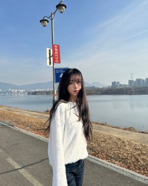 Park Soo-bin Instagram - 살면서 입어본 바지중에 핏이 제일 이쁜 바지....오묘한 남색의 텐션있는 소재까지 🥹 포슬포슬한 니트랑 한벌로 정말 교복처럼 입고 있어유 인그탄트펑크 진심 너무 사랑해 아