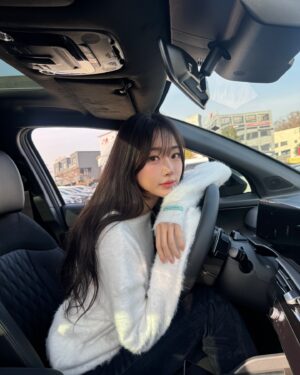 Park Soo-bin Instagram - 살면서 입어본 바지중에 핏이 제일 이쁜 바지....오묘한 남색의 텐션있는 소재까지 🥹 포슬포슬한 니트랑 한벌로 정말 교복처럼 입고 있어유 인그탄트펑크 진심 너무 사랑해 아