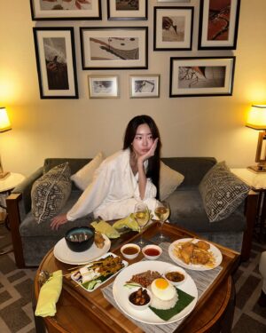 Park Soo-bin Instagram - I fell in love with malaysia .....Such a beautiful City❤️

I’ve been to Kota Kinabalu many times, but this is my first time exploring Kuala Lumpur—aside from visiting for a Dal Shabet performance back in my girl group days. Once again, I’ve fallen in love with Malaysia! 💖 I’m so excited to see my Malaysian fans today—can’t wait to meet you all soon!