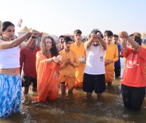 Patralekha Instagram - Wonderful to welcome dear and renowned Bollywood actor Rajkummar Rao @rajkummar_rao and his wife and actress Patralekhaa @patralekhaa, and divine yogini Ira Trivedi @iratrivedi to Parmarth Niketan Mahakumbh Campsite @parmarthniketan with sacred blessings by HH Pujya Swami Chidanand Saraswatiji @pujyaswamiji as well as special sangam snaan with Pujya Sadhvi Bhagawati Saraswatiji @sadhviji. 
.
.
.
#mahakumbh #mahakumbh2025 #parmarthniketan #pujyaswamiji #sadhviji #rajkummarrao #patrelekha #iratrivedi