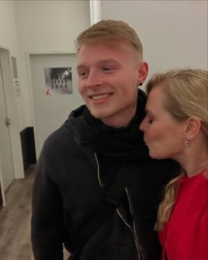 Patricia Kelly Instagram - Letztens hat mir mein Handy diese #throwback Pictures aus 2022 angezeigt ❤️ Ich liebe es, wenn meine Familie zu den Konzerten kommt, um mich zu besuchen und zu supporten ❤️🫶🏻
Ich dachte mir, dass ich diese Bilder auch mit euch teile, weil ich mich selbst so darüber gefreut habe 🥰

#tb #family #love #support #familie #konzerte #live #patriciakelly #kellyfamily #thekellyfamily