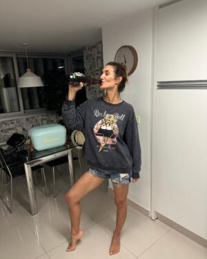 Paula Morales Instagram - Nuestro último y movidito mes ✨💫 Ojo que al final les dejo un regalito de yapa 🧑🏻‍🍳 

1, 2, 3 y 4. Estrené obra en la temporada del verano porteño acompada por @beniciolembo 😍 y amigas amadas ♥️ (los esperamos con @imanescomedia todos los jueves, viernes y sábados en @teatropicadilly con compañerazos talentosos y buena gente @manu.pal y @ffaustobengoechea )
5, 6, 7 y 8. 😎🚗✈️😍
9. Grabando la voz de Alexa para @inmadurosobra en Carlos Paz 
10. 🏖️ 
11. 🍺
12. En las alturas del teatro Picadilly 
13. Recibiendo el 2025 💫✨
14. El video que les mandamos a los abus desde Carlos Paz 😁
15. 🎂🎈
16. Revisando lo que grabé #inmaduros
17. Pancakes sin tacc rápidos y fáciles de hacer 😋