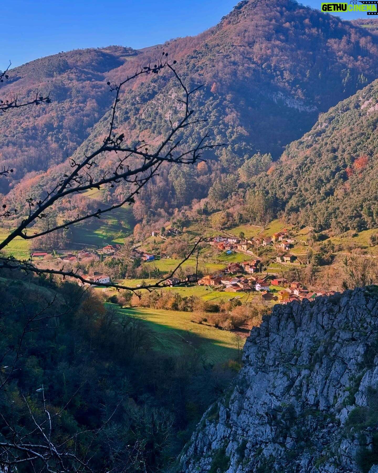 Paula Prendes - 5.1K Likes - Todos los días de #Navidad así! Firmo 25 Diciembre. Asturias, Ruta de la Xanas ❤️ @belenmartineztuero