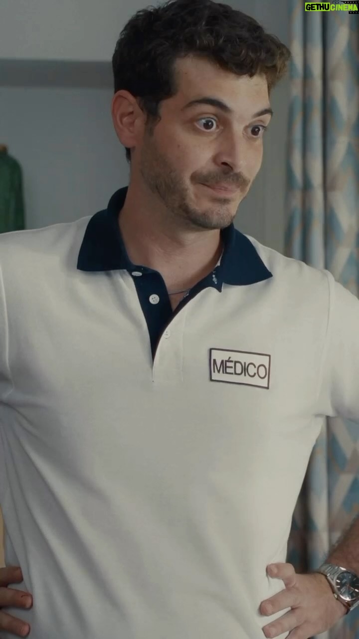 Paula Prendes - 8.3K Likes - TRÁILER DE ¿QUIEN ES QUIEEEEN?? !! Alguna vez has deseado cambiarte por otra persona? Y si esa persona es tu padre? ¿Y si tu hermana se intercambia por tu abuela? Este lío solo lo podemos solucionar entre todos, con el tráiler oficial de ‘Quién es quién’, la nueva película de Martín Cuervo, que llegará a los cines de toda España el 5 de diciembre.
#comedia #humor #pelicula #familia