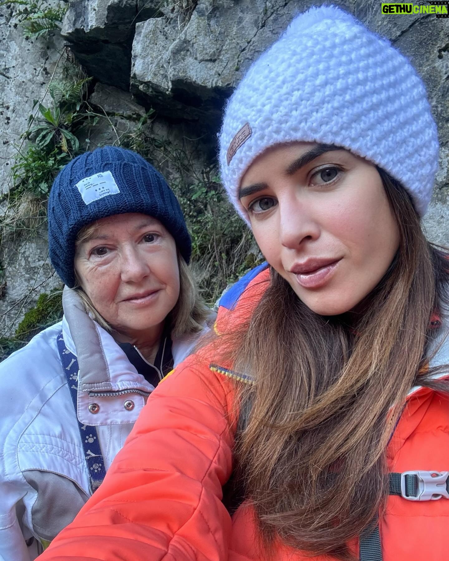 Paula Prendes - 5.1K Likes - Todos los días de #Navidad así! Firmo 25 Diciembre. Asturias, Ruta de la Xanas ❤️ @belenmartineztuero