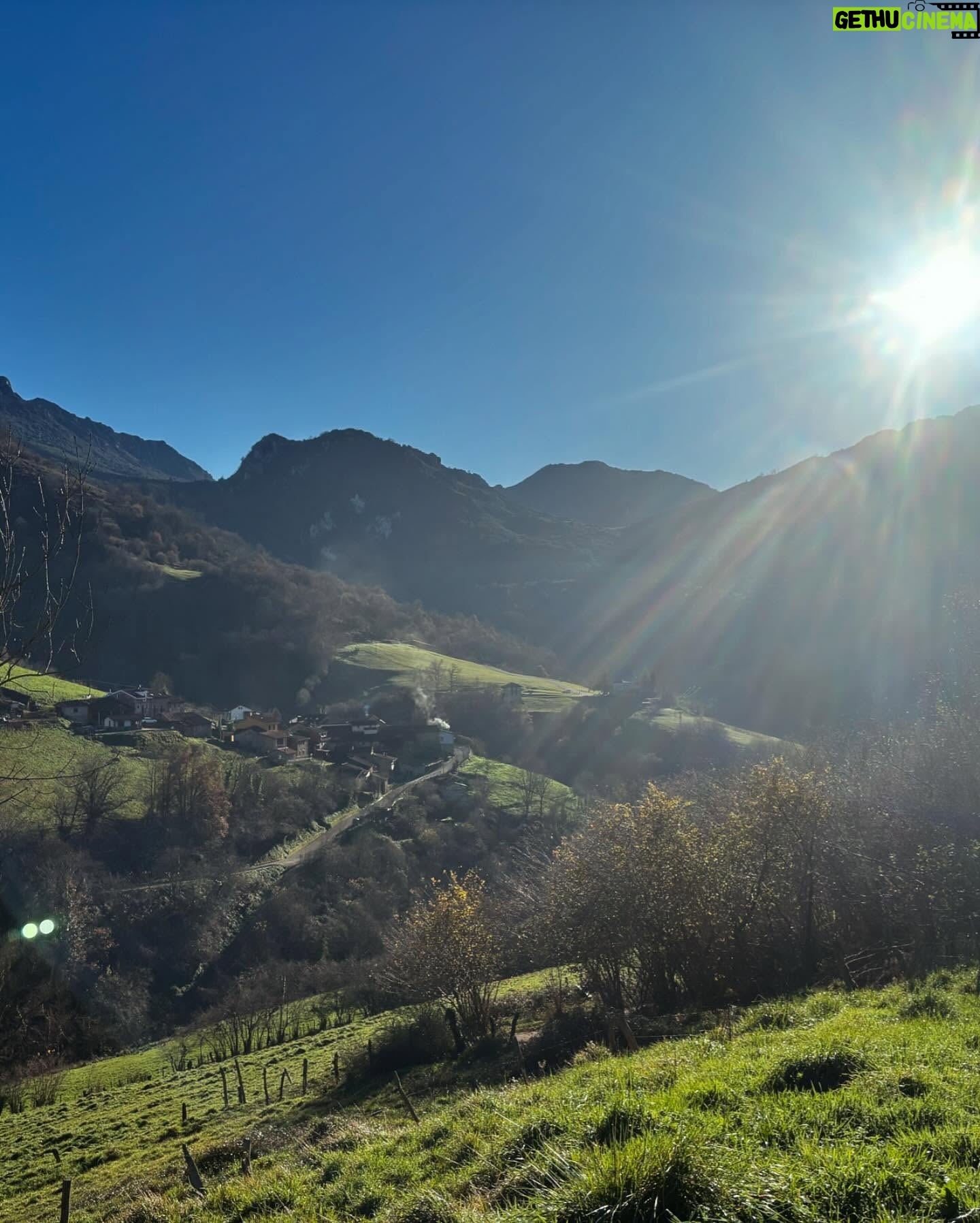 Paula Prendes - 5.1K Likes - Todos los días de #Navidad así! Firmo 25 Diciembre. Asturias, Ruta de la Xanas ❤️ @belenmartineztuero