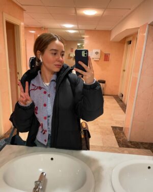 Paula Usero Instagram - Bienvenidas al recap 2024, part 1. 
Este año pasaron muchas cosas. 
Lo empecé en la ciudad donde nací, me cambié de casa, cambié de status civil, decoré 50 metros y compré muchos muebles. Mi vecindario nuevo me gusta, pero pago mucho por mi alquiler y eso me gusta menos. Quiero tener mi propia casa, pero no tengo suficientes ahorros y tampoco sé dónde buscar porque lo de elegir siempre se me dio regular. Soy madre gatuna soltera a tiempo completo. Eso también cambió. Trabajé mucho. Viví uno de los mejores veranos que puedo recordar de adulta. Viajé mucho. He ido mucho al mar. He comido muchas cosas ricas. He bailado más que en toda mi vida y he reído a partes iguales. He sentido a mis amigos y amigas mucho más cerca. He sentido mucho, muy potente, muy intenso. Eso ha sido increíble . He vuelto a mimarme mucho. He respetado mis tiempos y he intentado estar en calma. Me he hecho tatuajes y me he quitado otros, porque así soy a veces. He visto muchísimas golden hours que me han cambiado la cara de color durante mucho rato. He escuchado mucha música y he quemado mucho palosanto. He cumplido la edad de Cristo pero siento que soy más joven que nunca, también creo que soy una tía chulisima y nunca antes lo había pensado. Me he dado cuenta de las cosas que me gusta hacer, y de las que me gustaría. He hecho un vissionboard y si lo cumplo puede ser un nuevo año bastante épico.  Este, por lo pronto, terminará en otra ciudad de otro país. 
Y seguramente tomaré lentejas y gelatto, y veré fuegos artificiales y mientras pensaré en todas estas cosas buenas que me han pasado este año por atreverme a ser valiente. Porque está bien querer romper con cosas que sientes que ya no te hacen bien, y perderte y sentir que nada tiene sentido, pero de repente sí.
Gracias a quienes estuvieron y marcharon. A los que fueron sostén, y a los que llegaron de casualidad y se quedaron💛🧡