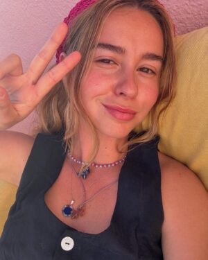 Paula Usero Instagram - Bienvenidas al recap 2024, part 1. 
Este año pasaron muchas cosas. 
Lo empecé en la ciudad donde nací, me cambié de casa, cambié de status civil, decoré 50 metros y compré muchos muebles. Mi vecindario nuevo me gusta, pero pago mucho por mi alquiler y eso me gusta menos. Quiero tener mi propia casa, pero no tengo suficientes ahorros y tampoco sé dónde buscar porque lo de elegir siempre se me dio regular. Soy madre gatuna soltera a tiempo completo. Eso también cambió. Trabajé mucho. Viví uno de los mejores veranos que puedo recordar de adulta. Viajé mucho. He ido mucho al mar. He comido muchas cosas ricas. He bailado más que en toda mi vida y he reído a partes iguales. He sentido a mis amigos y amigas mucho más cerca. He sentido mucho, muy potente, muy intenso. Eso ha sido increíble . He vuelto a mimarme mucho. He respetado mis tiempos y he intentado estar en calma. Me he hecho tatuajes y me he quitado otros, porque así soy a veces. He visto muchísimas golden hours que me han cambiado la cara de color durante mucho rato. He escuchado mucha música y he quemado mucho palosanto. He cumplido la edad de Cristo pero siento que soy más joven que nunca, también creo que soy una tía chulisima y nunca antes lo había pensado. Me he dado cuenta de las cosas que me gusta hacer, y de las que me gustaría. He hecho un vissionboard y si lo cumplo puede ser un nuevo año bastante épico.  Este, por lo pronto, terminará en otra ciudad de otro país. 
Y seguramente tomaré lentejas y gelatto, y veré fuegos artificiales y mientras pensaré en todas estas cosas buenas que me han pasado este año por atreverme a ser valiente. Porque está bien querer romper con cosas que sientes que ya no te hacen bien, y perderte y sentir que nada tiene sentido, pero de repente sí.
Gracias a quienes estuvieron y marcharon. A los que fueron sostén, y a los que llegaron de casualidad y se quedaron💛🧡