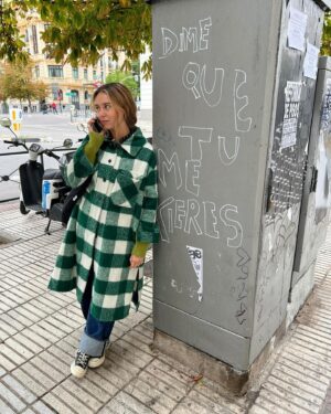 Paula Usero Instagram - Bienvenidas al recap 2024, part 1. 
Este año pasaron muchas cosas. 
Lo empecé en la ciudad donde nací, me cambié de casa, cambié de status civil, decoré 50 metros y compré muchos muebles. Mi vecindario nuevo me gusta, pero pago mucho por mi alquiler y eso me gusta menos. Quiero tener mi propia casa, pero no tengo suficientes ahorros y tampoco sé dónde buscar porque lo de elegir siempre se me dio regular. Soy madre gatuna soltera a tiempo completo. Eso también cambió. Trabajé mucho. Viví uno de los mejores veranos que puedo recordar de adulta. Viajé mucho. He ido mucho al mar. He comido muchas cosas ricas. He bailado más que en toda mi vida y he reído a partes iguales. He sentido a mis amigos y amigas mucho más cerca. He sentido mucho, muy potente, muy intenso. Eso ha sido increíble . He vuelto a mimarme mucho. He respetado mis tiempos y he intentado estar en calma. Me he hecho tatuajes y me he quitado otros, porque así soy a veces. He visto muchísimas golden hours que me han cambiado la cara de color durante mucho rato. He escuchado mucha música y he quemado mucho palosanto. He cumplido la edad de Cristo pero siento que soy más joven que nunca, también creo que soy una tía chulisima y nunca antes lo había pensado. Me he dado cuenta de las cosas que me gusta hacer, y de las que me gustaría. He hecho un vissionboard y si lo cumplo puede ser un nuevo año bastante épico.  Este, por lo pronto, terminará en otra ciudad de otro país. 
Y seguramente tomaré lentejas y gelatto, y veré fuegos artificiales y mientras pensaré en todas estas cosas buenas que me han pasado este año por atreverme a ser valiente. Porque está bien querer romper con cosas que sientes que ya no te hacen bien, y perderte y sentir que nada tiene sentido, pero de repente sí.
Gracias a quienes estuvieron y marcharon. A los que fueron sostén, y a los que llegaron de casualidad y se quedaron💛🧡