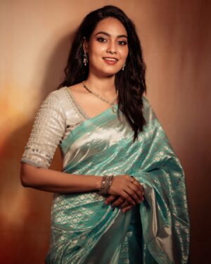 Pavithra Janani Instagram - “The art of Slow and Steady progress 
can be a Game-Changer”

Makeup & Hairdo @jeru_bridal_studioo 
Blouse Aari work @alank_ritaa 
Stitched by @stitch_vyshnavee_sarath 
Photography @xposurestudio.in 

#bb8 #pavithrajanani 
#biggbossseason8tamil 
#vijaytelevision 
#disneyplushotstar 
#biggboss8